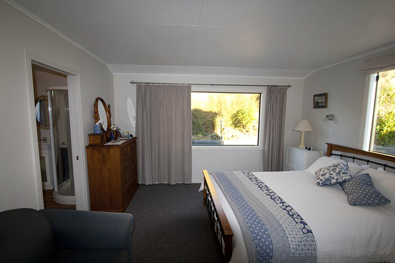 Queen bed & Ensuite