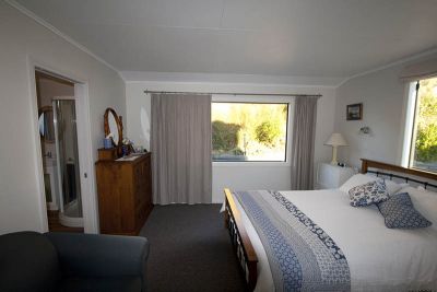 Queen bed & Ensuite